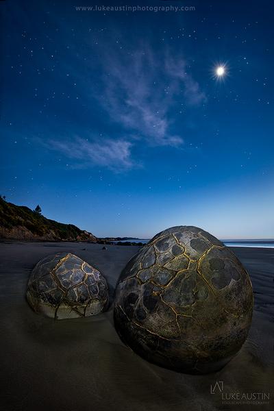 moeraki boulders new zealand at night